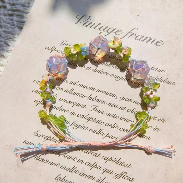 Pulsera de flores trenzadas con cristales de opalita y peridoto de Olivenorma