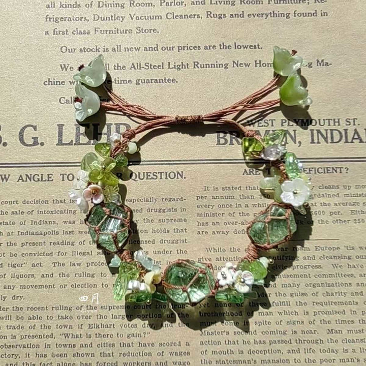 Pulsera de flores trenzadas con cristales de peridoto y fluorita verde de Olivenorma