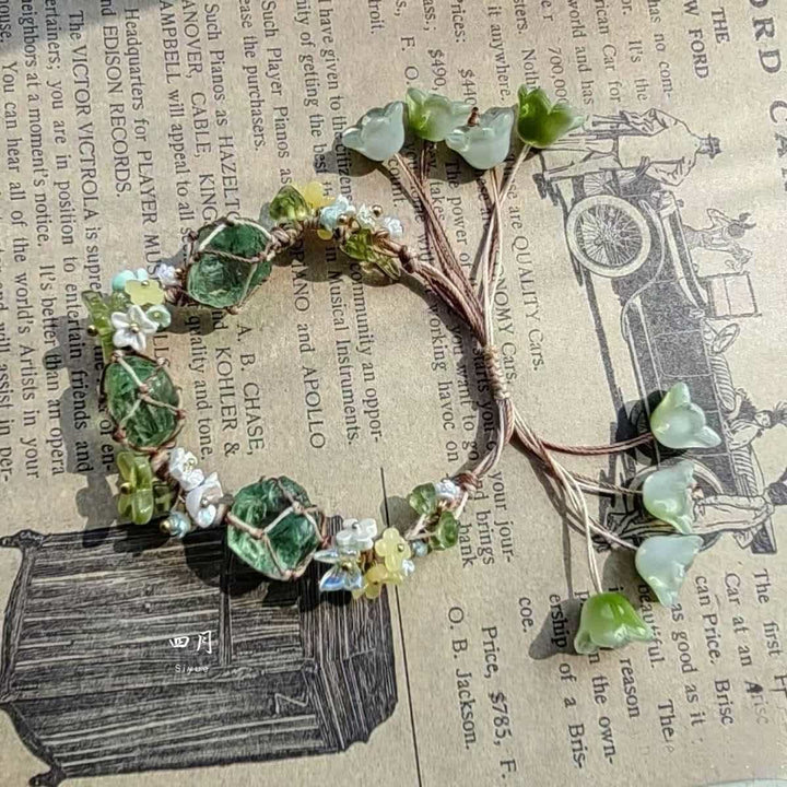 Pulsera de flores trenzadas con cristales de peridoto y fluorita verde de Olivenorma