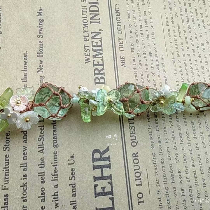 Pulsera de flores trenzadas con cristales de peridoto y fluorita verde de Olivenorma