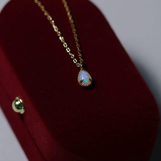 Pendientes y collar con colgante de gota de agua de ópalo natural de Olivenorma