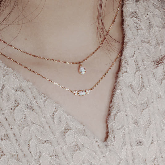 Pendientes y collar con colgante de gota de agua de ópalo natural de Olivenorma