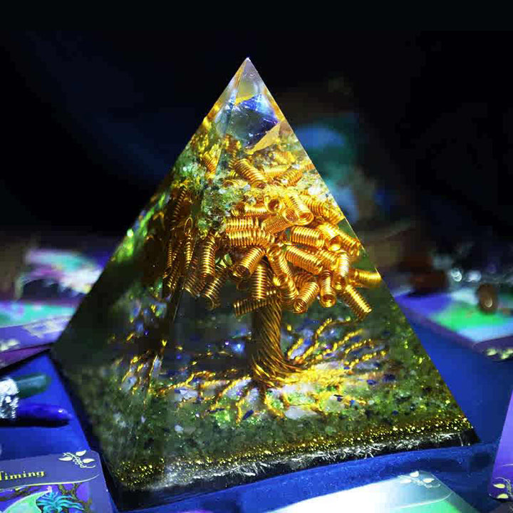 Pirámide de orgón con árbol de alambre de cobre, oro, peridoto y fluorita de Olivenorma