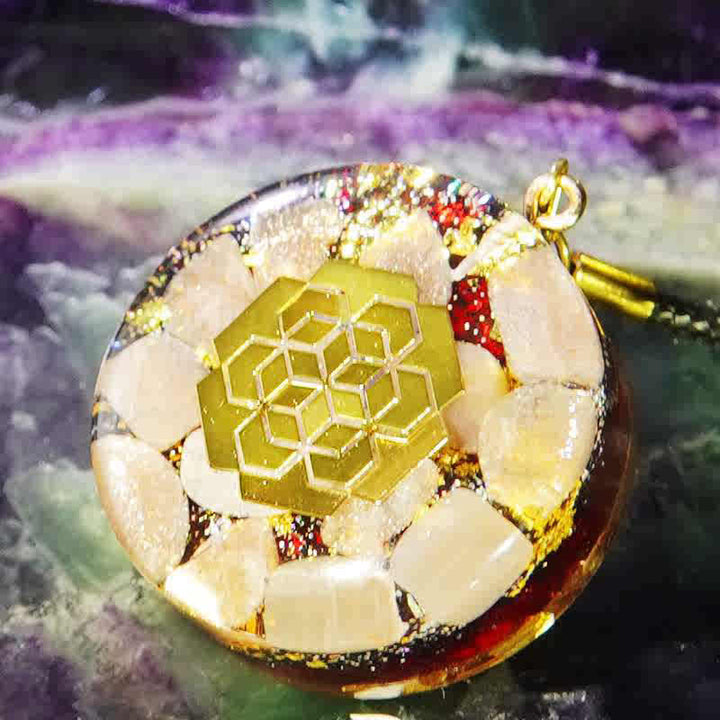 Collar de orgón con piedra solar y granate natural de Olivenorma