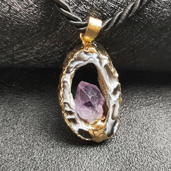 Collar con colgante de cueva de cristal de ágata blanca y amatista de Olivenorma