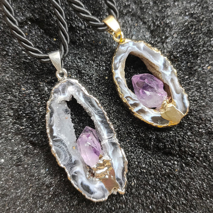 Collar con colgante de cueva de cristal de ágata blanca y amatista de Olivenorma