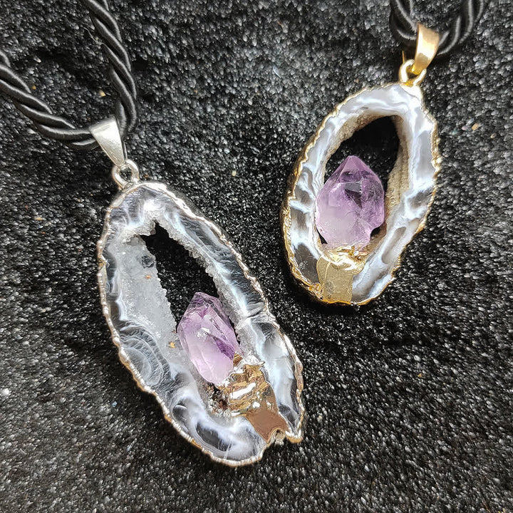 Collar con colgante de cueva de cristal de ágata blanca y amatista de Olivenorma