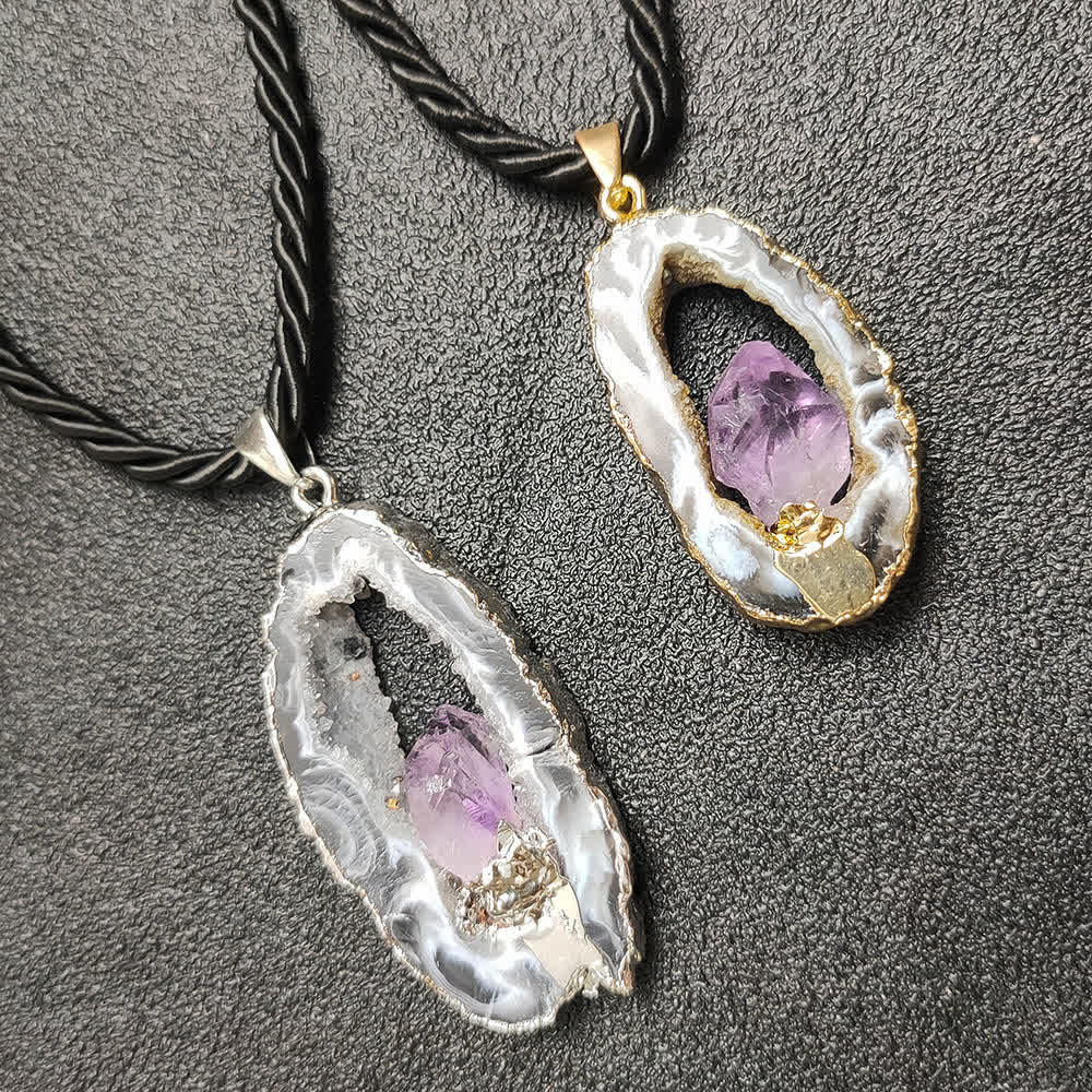 Collar con colgante de cueva de cristal de ágata blanca y amatista de Olivenorma