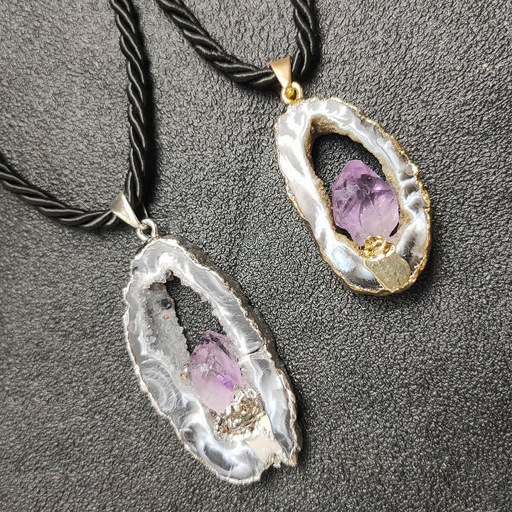 Collar con colgante de cueva de cristal de ágata blanca y amatista de Olivenorma