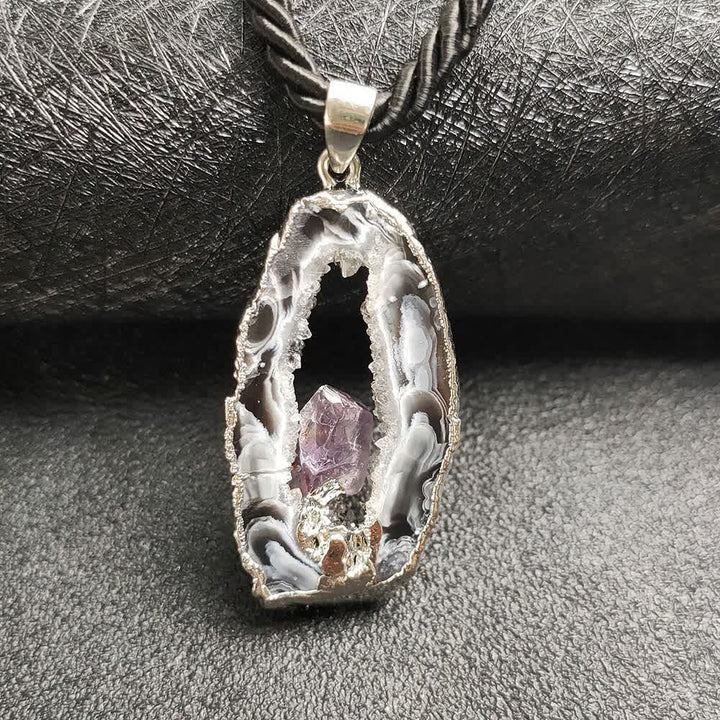 Collar con colgante de cueva de cristal de ágata blanca y amatista de Olivenorma