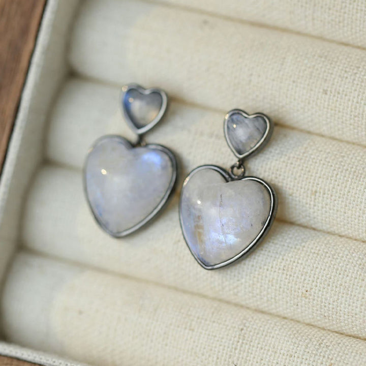 Pendientes colgantes con forma de corazón de piedra lunar de Olivenorma