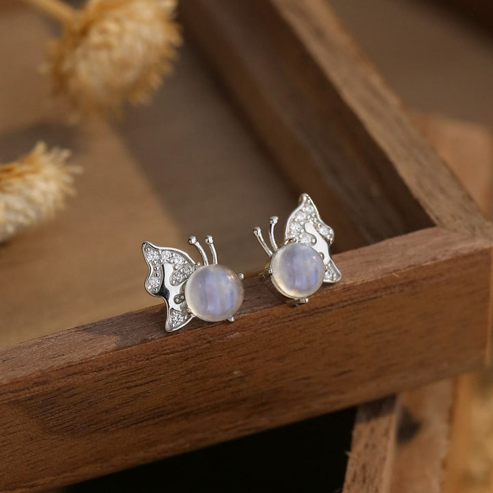 Pendientes tipo botón con forma de mariposa y piedra lunar natural de Olivenorma