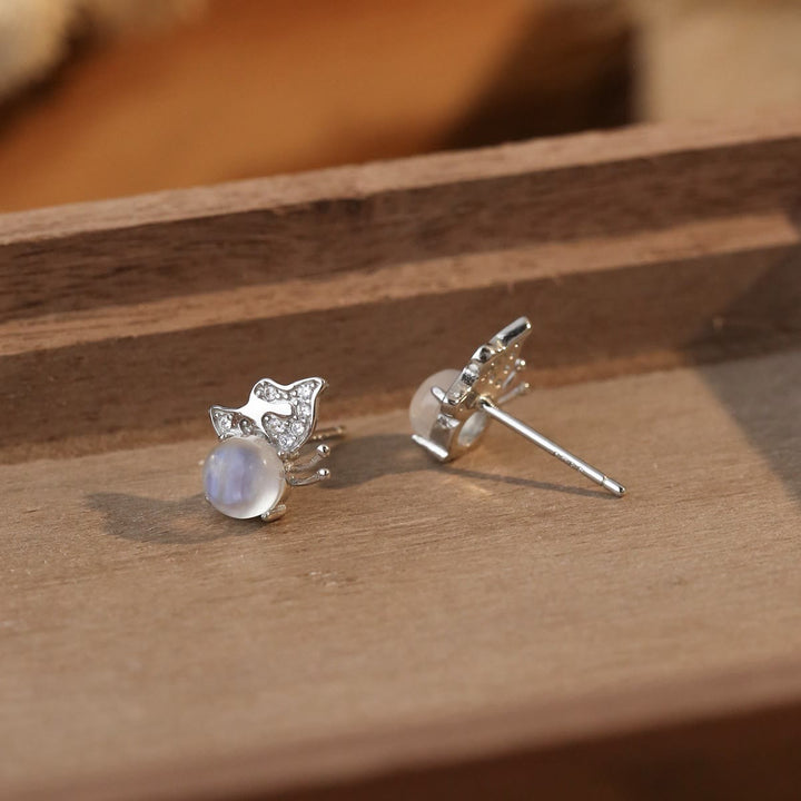 Pendientes tipo botón con forma de mariposa y piedra lunar natural de Olivenorma