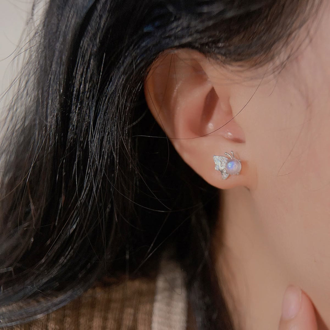 Pendientes tipo botón con forma de mariposa y piedra lunar natural de Olivenorma