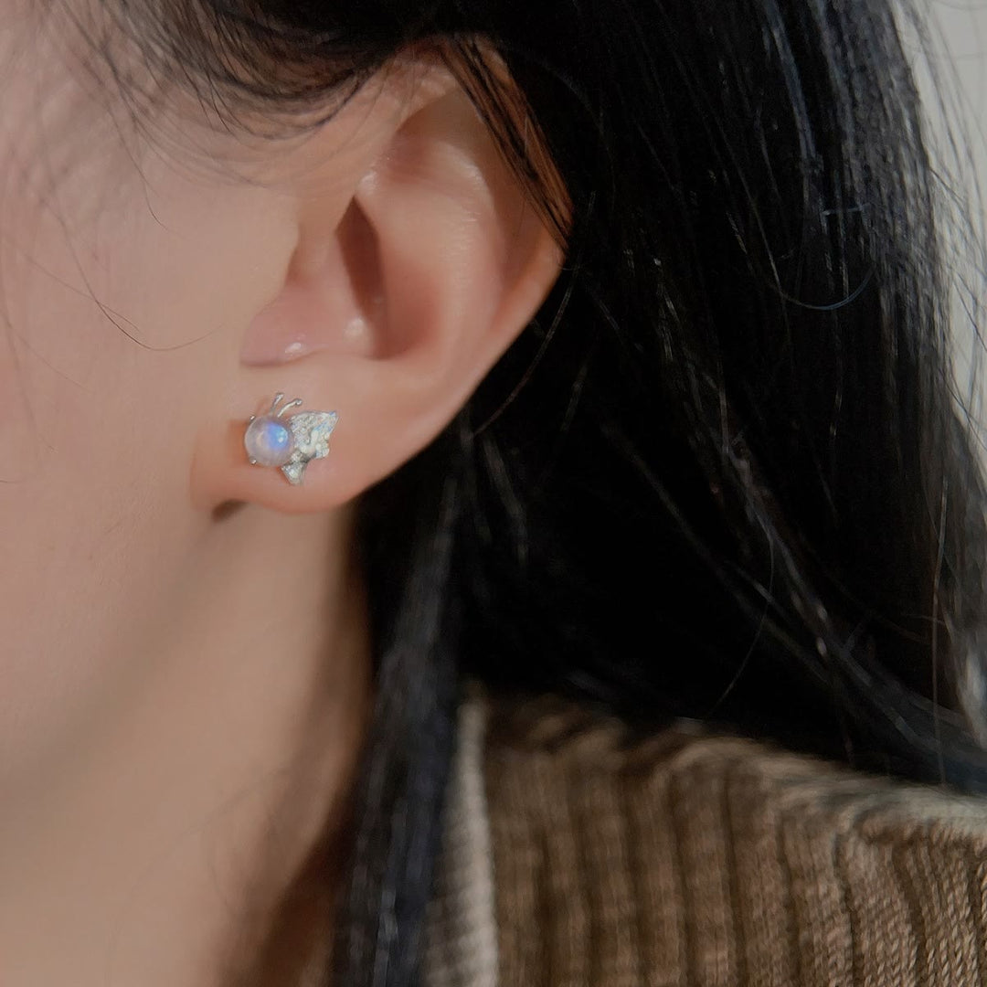 Pendientes tipo botón con forma de mariposa y piedra lunar natural de Olivenorma
