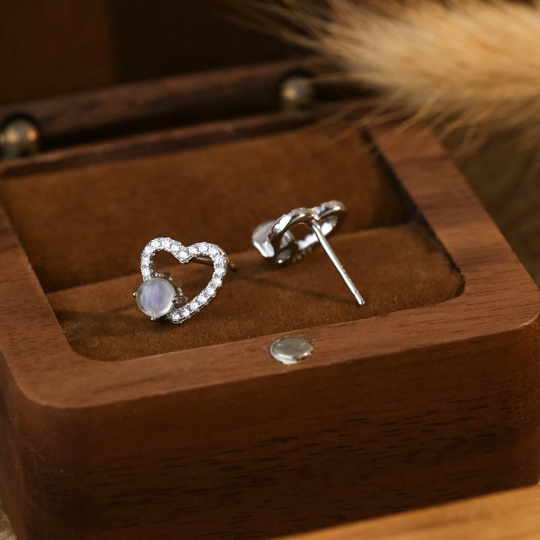 Pendientes de piedra lunar redondos en forma de corazón de Olivenorma