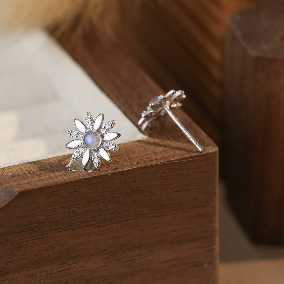 Pendientes de piedra lunar redondos con forma de girasol de Olivenorma