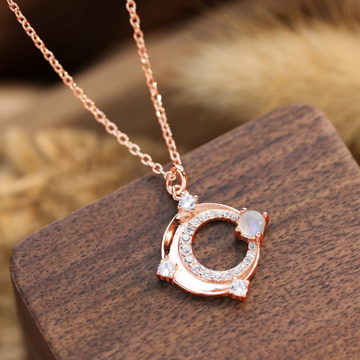 Collar con dije de luna creciente y piedra lunar natural de Olivenorma