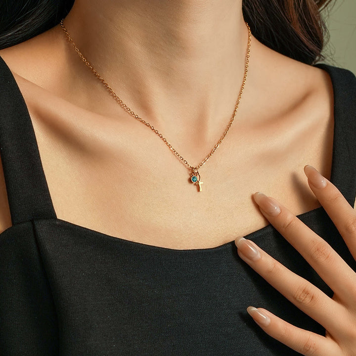 Collar con dije de cruz de aguamarina y símbolo de Hamsa con mal de ojo de Olivenorma