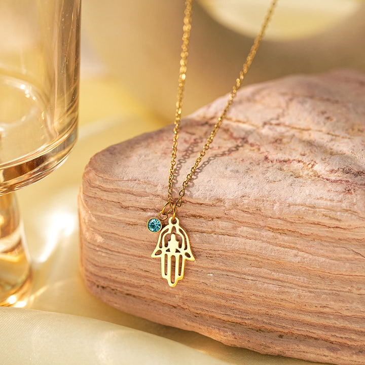 Collar con dije de cruz de aguamarina y símbolo de Hamsa con mal de ojo de Olivenorma