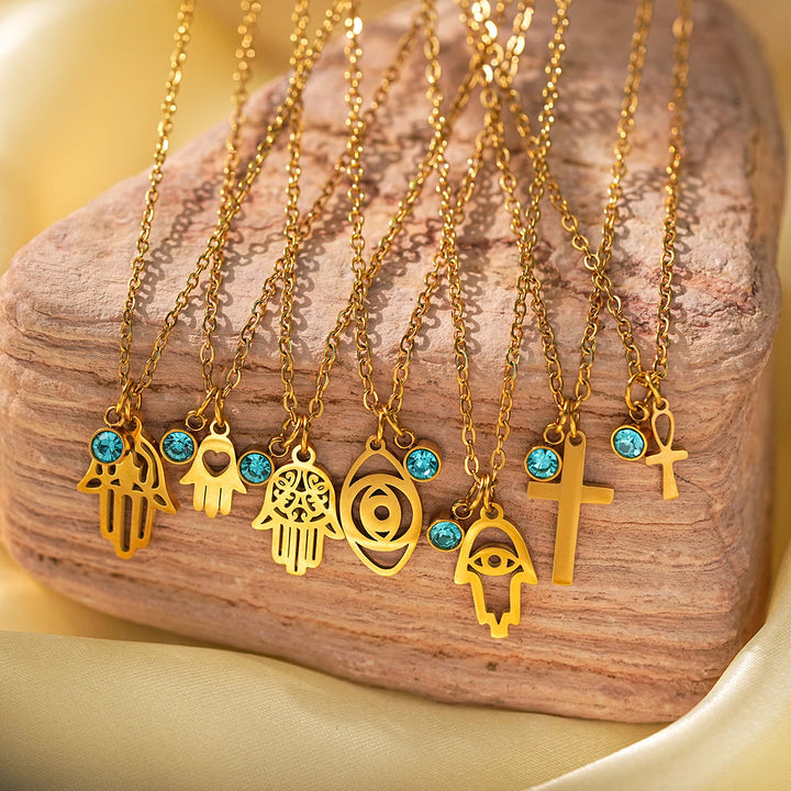 Collar con dije de cruz de aguamarina y símbolo de Hamsa con mal de ojo de Olivenorma