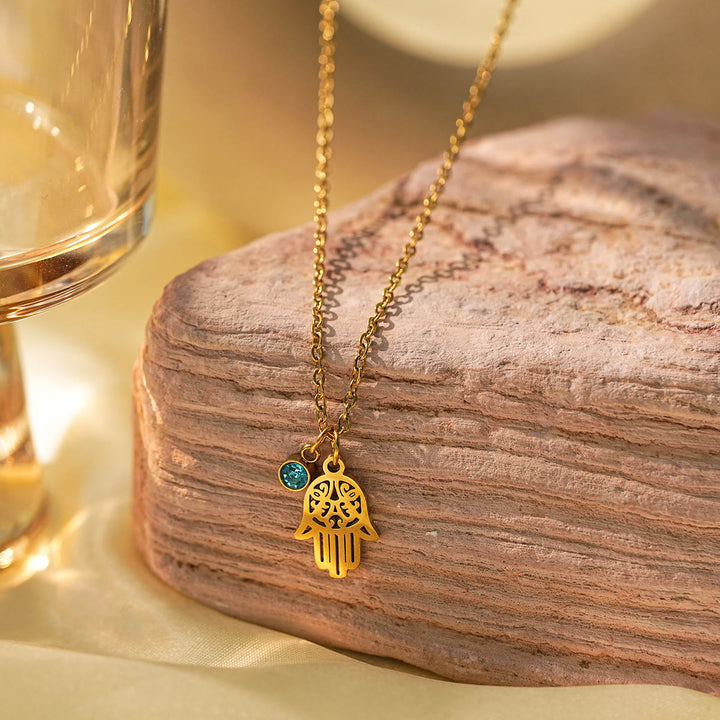 Collar con dije de cruz de aguamarina y símbolo de Hamsa con mal de ojo de Olivenorma