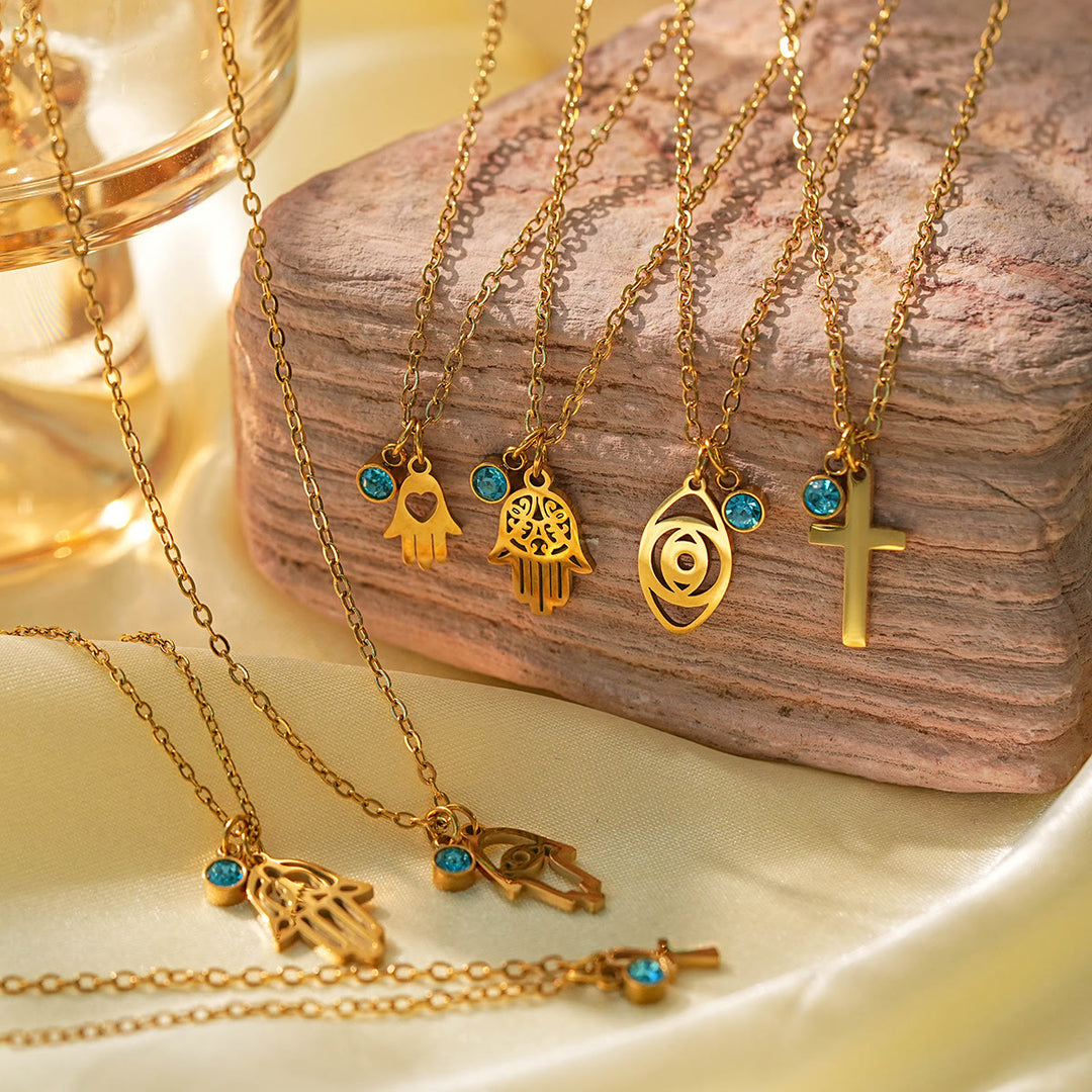 Collar con dije de cruz de aguamarina y símbolo de Hamsa con mal de ojo de Olivenorma