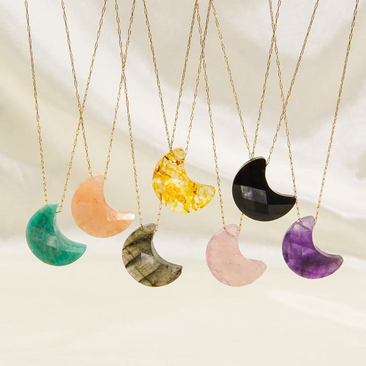 Collar con colgante en forma de luna con cristales naturales tallados de Olivenorma