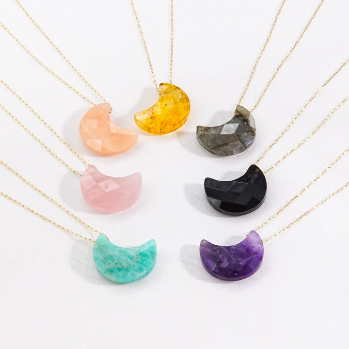 Collar con colgante en forma de luna con cristales naturales tallados de Olivenorma