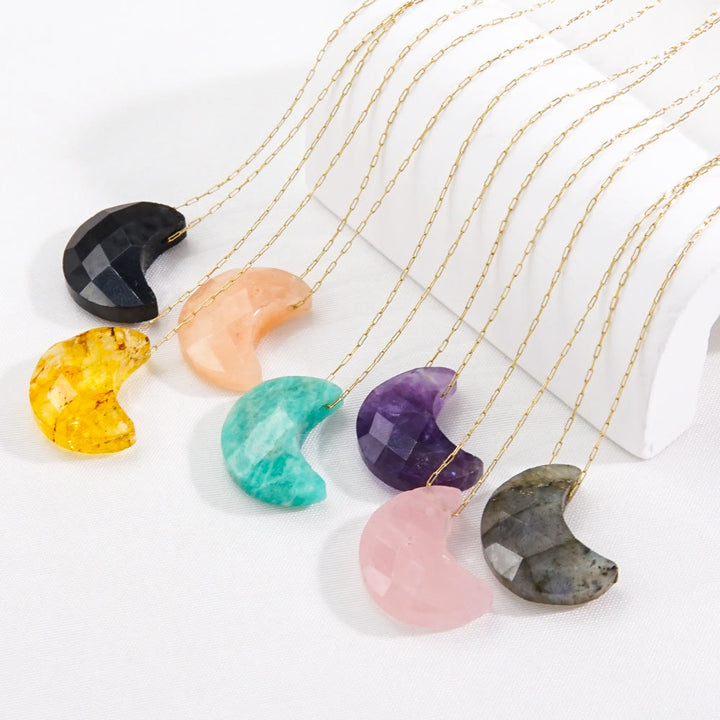 Collar con colgante en forma de luna con cristales naturales tallados de Olivenorma