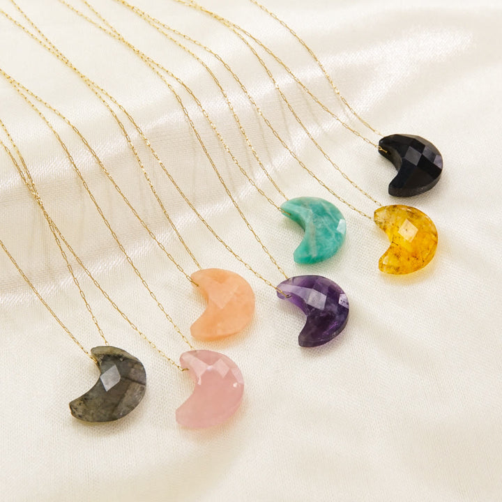 Collar con colgante en forma de luna con cristales naturales tallados de Olivenorma