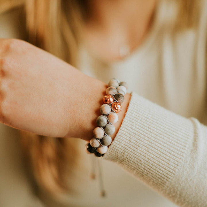 Pulsera trenzada de jaspe cebra rosa y piedra de lava de 2 capas de Olivenorma