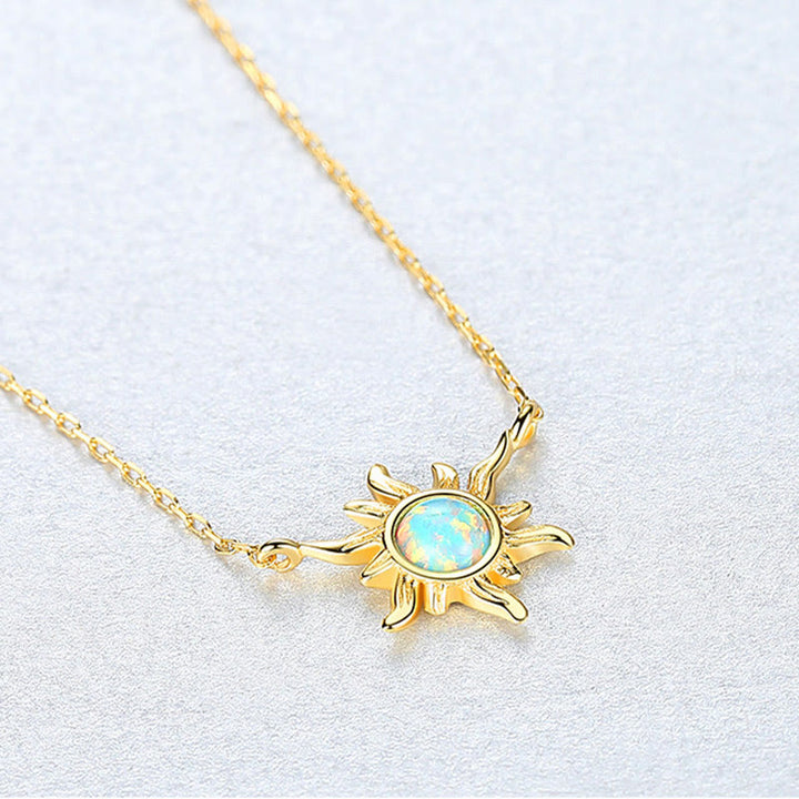 Collar de plata de ley 925 con forma de sol y ópalo de Olivenorma