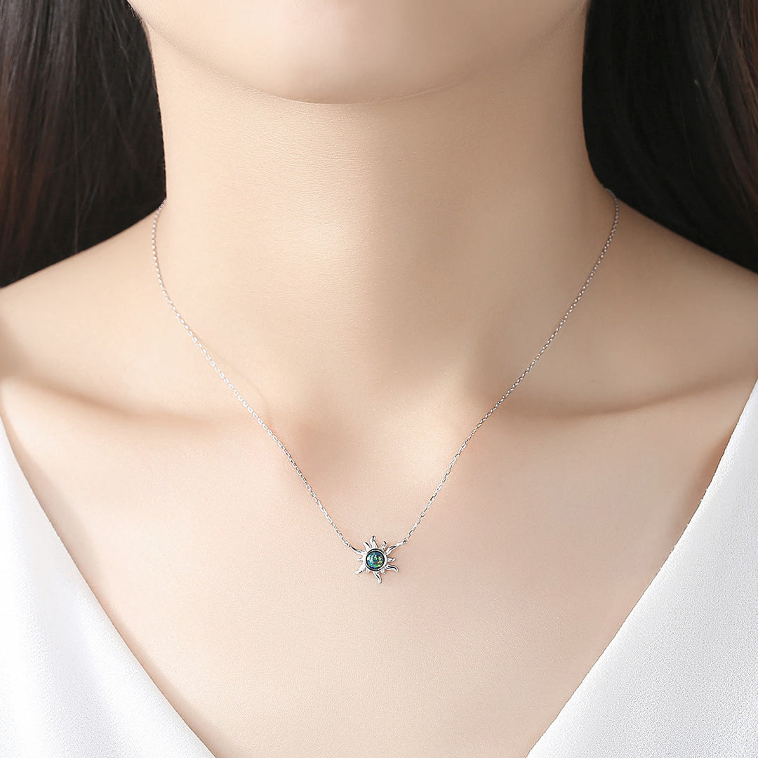 Collar de plata de ley 925 con forma de sol y ópalo de Olivenorma