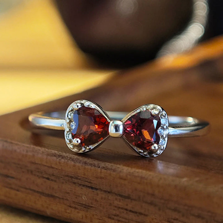 Anillo de plata de ley con lazo de granate natural de Olivenorma