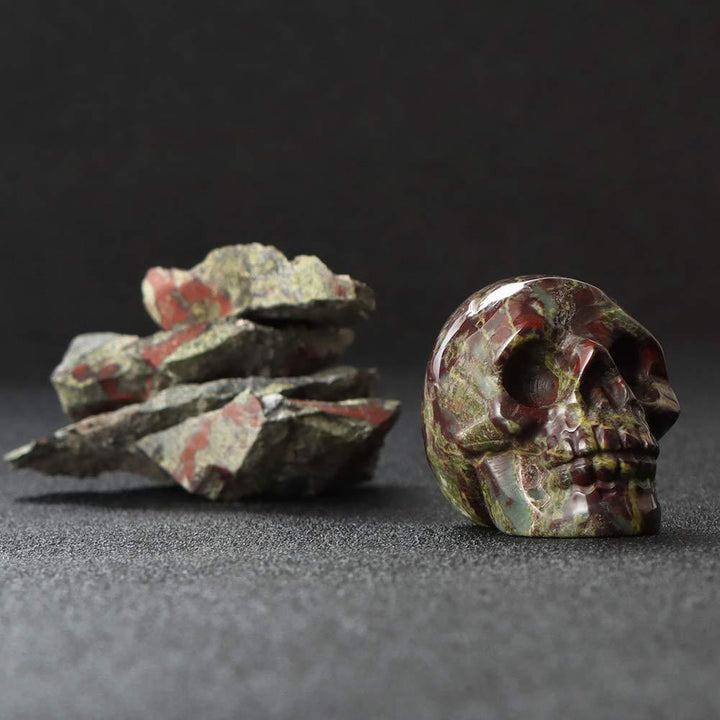 Cráneo de cristal con piedras preciosas naturales y transparentes de Olivenorma