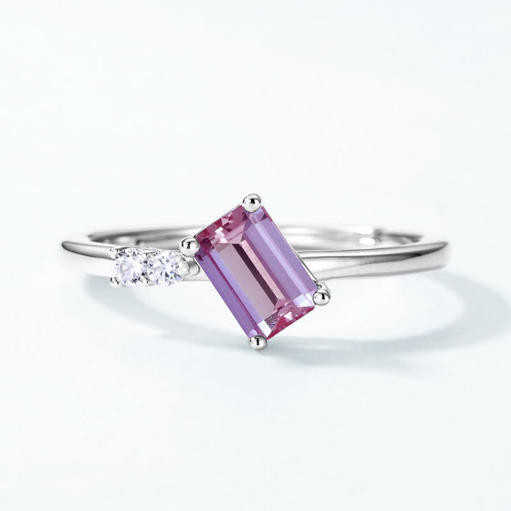 Anillo con tiras geométricas de alejandrita natural de Olivenorma