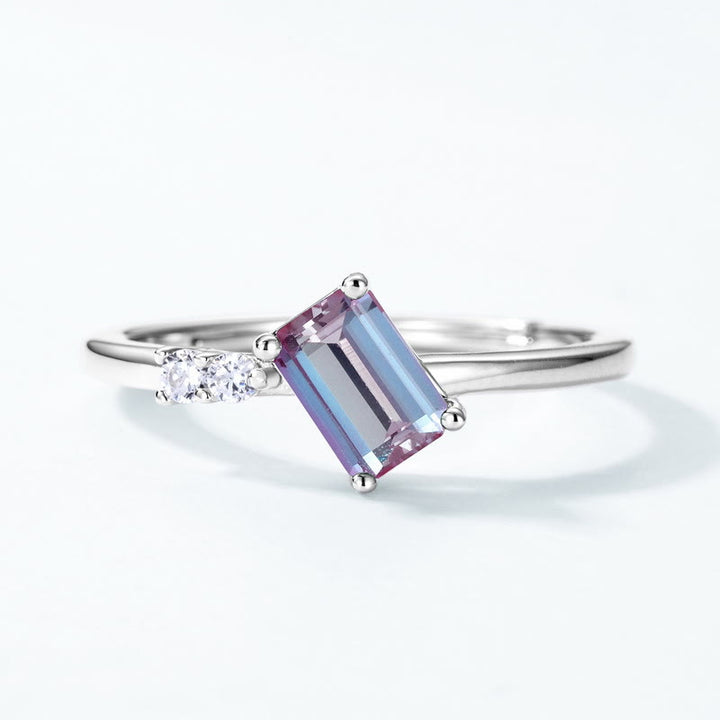 Anillo con tiras geométricas de alejandrita natural de Olivenorma