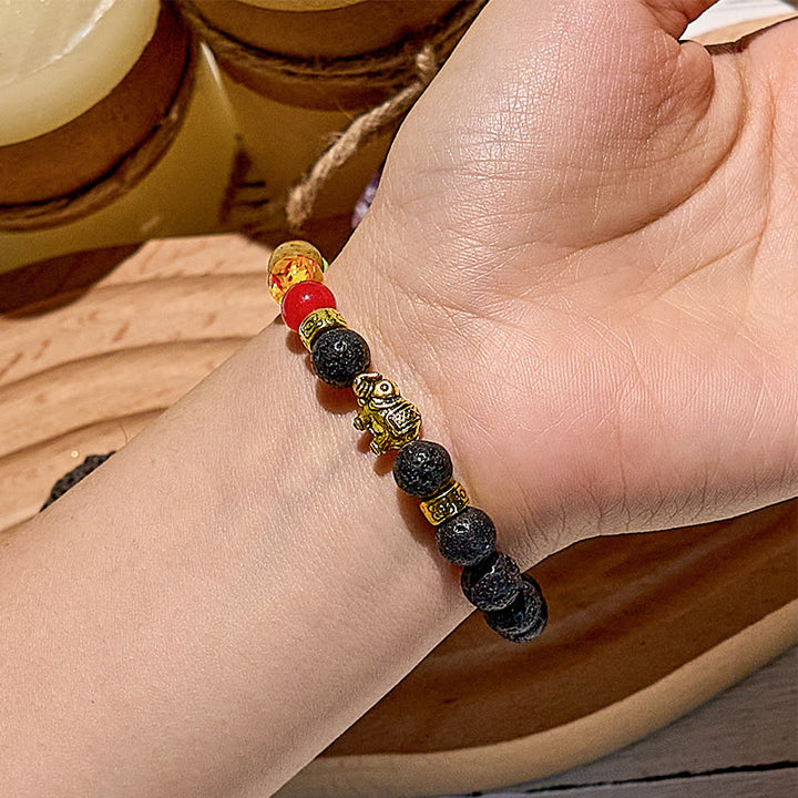 Pulsera con cuentas y colgante de elefante con piedra de lava de Olivenorma