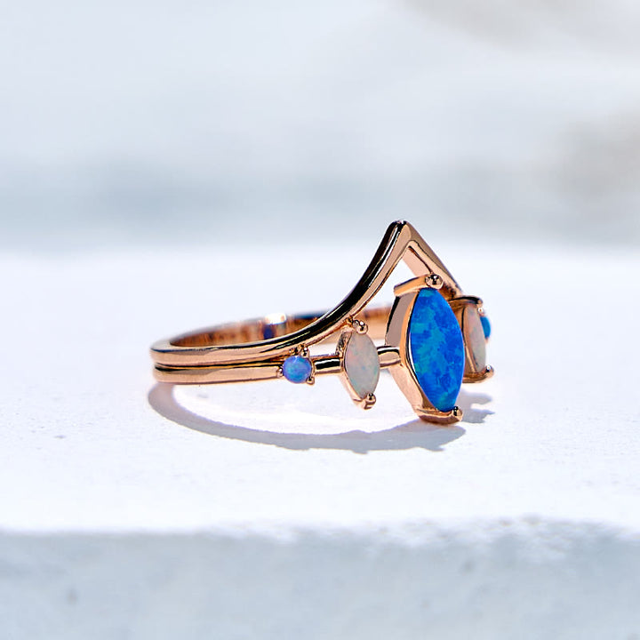 Anillo con corona de ópalo azul y blanco natural de Olivenorma