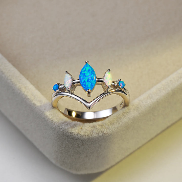 Anillo con corona de ópalo azul y blanco natural de Olivenorma