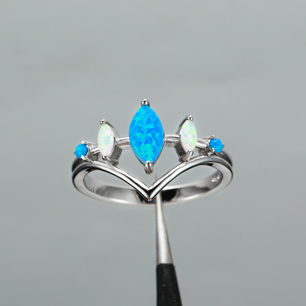 Anillo con corona de ópalo azul y blanco natural de Olivenorma