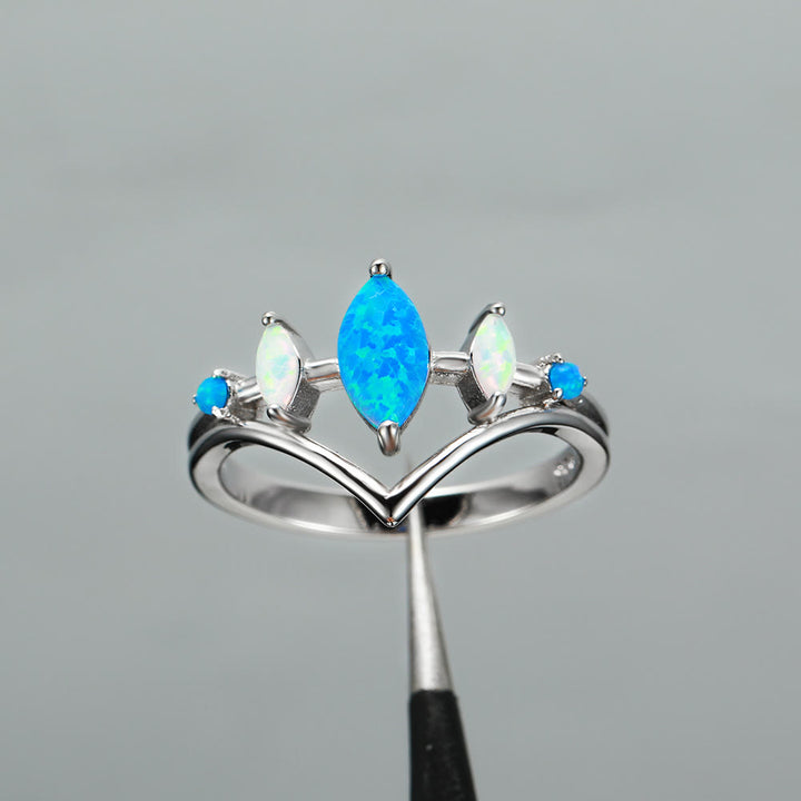 Anillo con corona de ópalo azul y blanco natural de Olivenorma