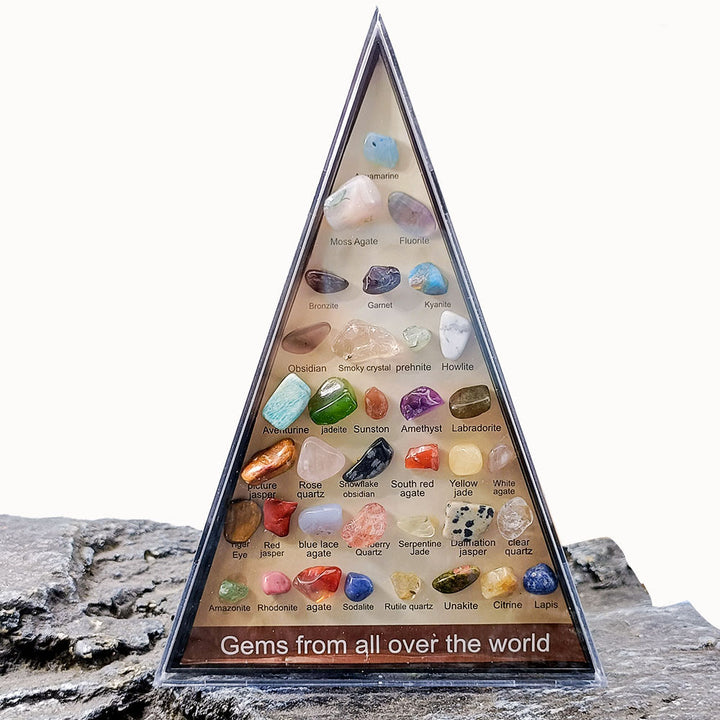Conjunto de 36 especímenes minerales de Olivenorma en forma de triángulo
