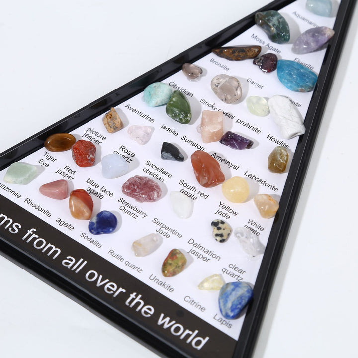 Conjunto de 36 especímenes minerales de Olivenorma en forma de triángulo