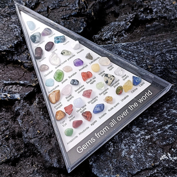 Conjunto de 36 especímenes minerales de Olivenorma en forma de triángulo