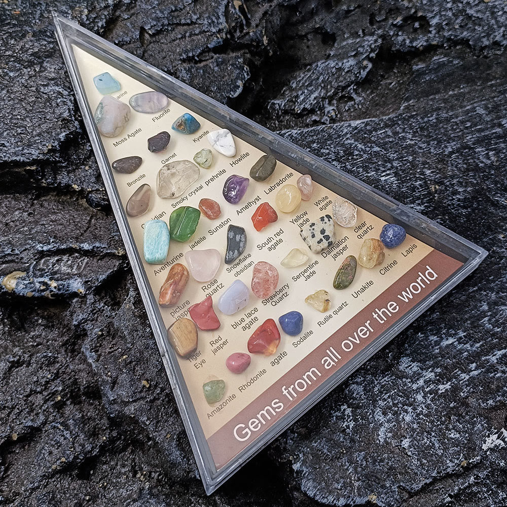 Conjunto de 36 especímenes minerales de Olivenorma en forma de triángulo