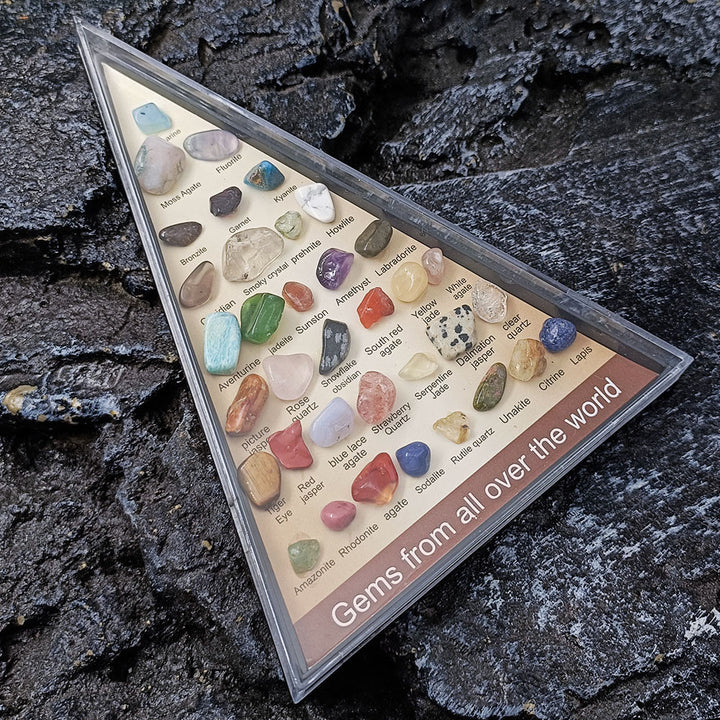 Conjunto de 36 especímenes minerales de Olivenorma en forma de triángulo
