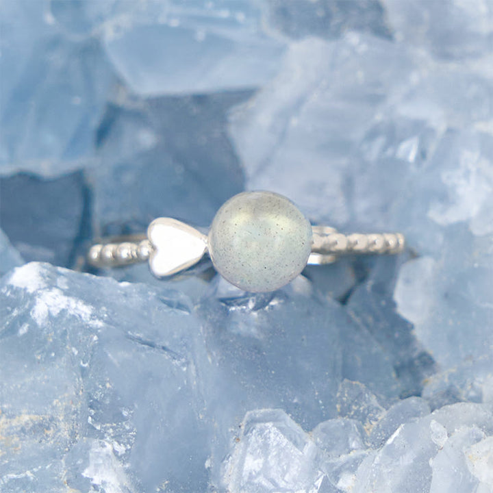 Anillo ajustable con forma de corazón y piedra lunar de corte redondo de Olivenorma