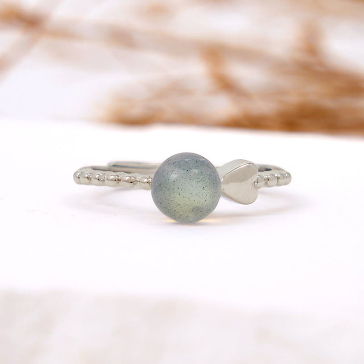 Anillo ajustable con forma de corazón y piedra lunar de corte redondo de Olivenorma